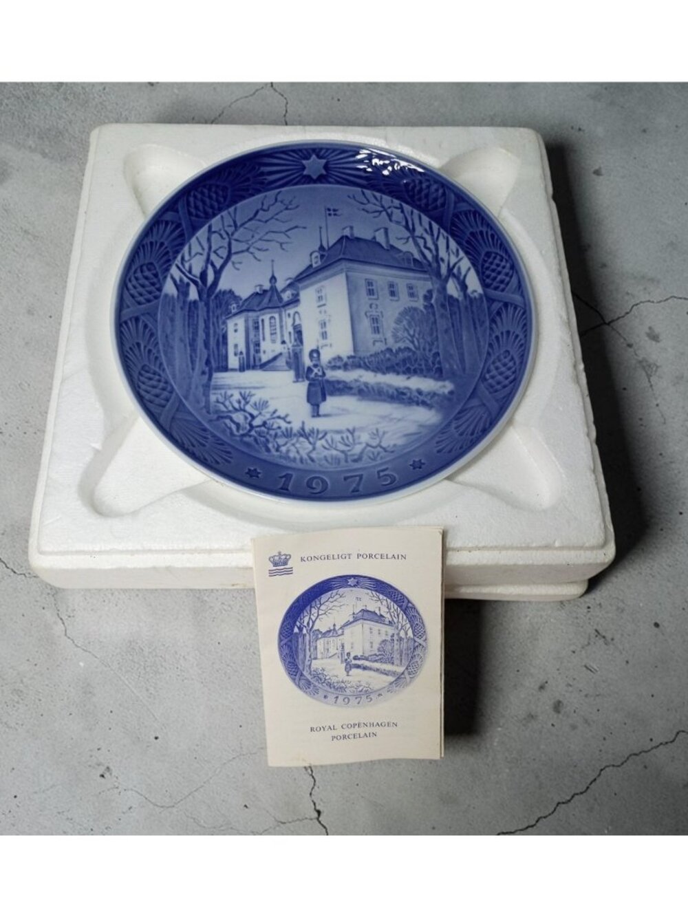 Royal Copenhagen Denmark 1975 The Queen's Christmas Residence Plate Wall Hanging